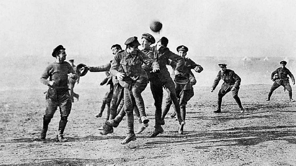 Soldados jogando futebol durante a Trégua de Natal