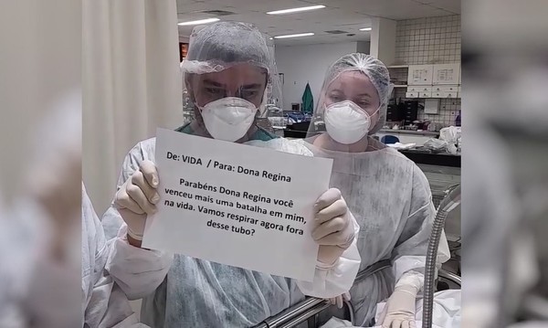 Equipe médica usa cartazes para informar paciente com Covid-19 que ela será extubada