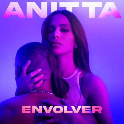 Capa da música "Envolver", da cantora Anitta. Onde aparece ela olhando pra câmera enquanto abraça um homem de costas.