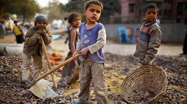 Crianças, de aproximadamente 4 anos, sofrendo trabalho infantil em alguma obra ou reforma, em condições miseráveis.