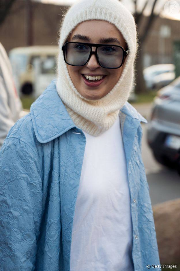 mulher usando balaclava sorridente de forma moderna
