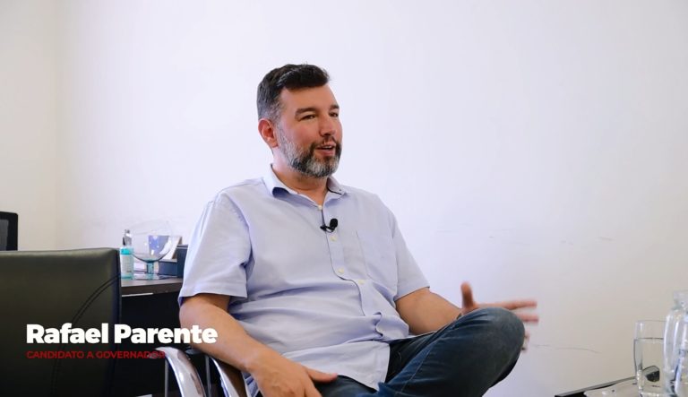 Candidato a governador do Distrito Federal, Rafael Parente, sendo entrevistado.