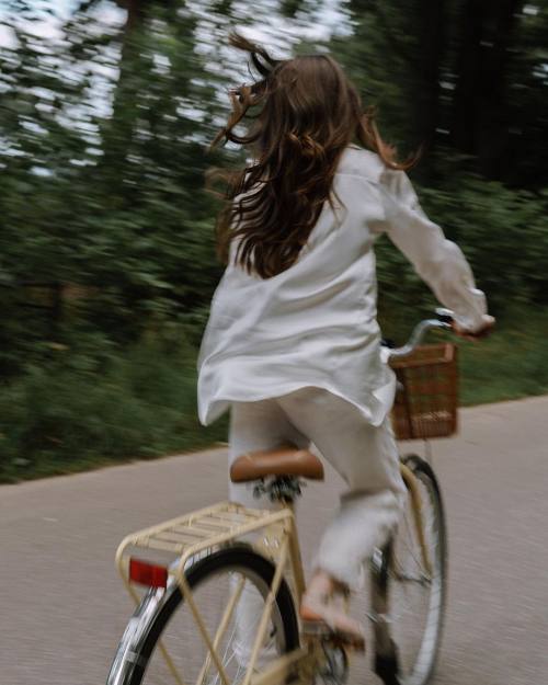 Moça andando de bicicleta