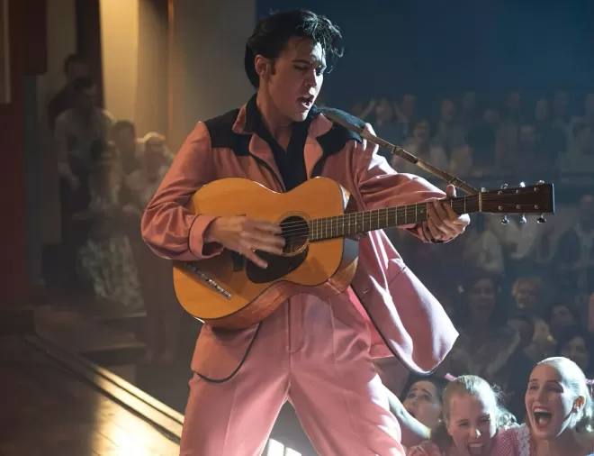 Elvis, o rei do rock , tocando guitarra