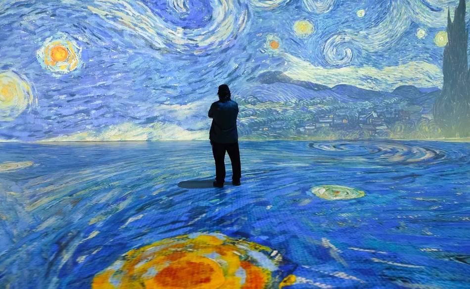 Na imagem, o homem observando obra de Van Gogh