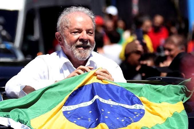 Luiz Inácio Lula da Silva ganha as eleições para presidente.