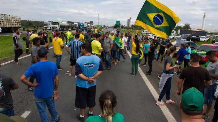 a imagem mostra as manifestações feitas por caminhoneiros após a vitória de Lula