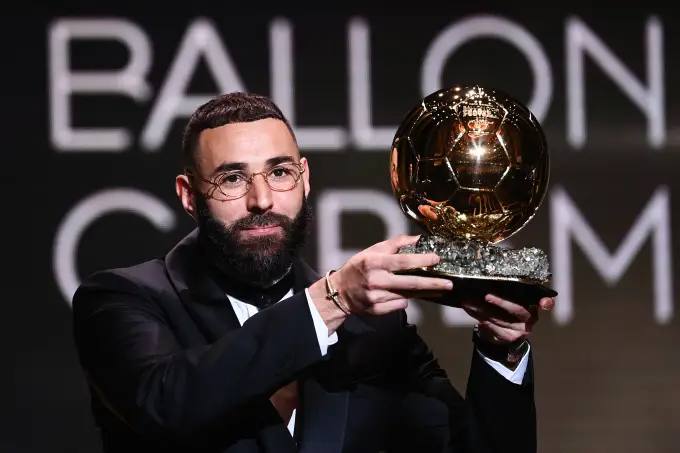 Benzema sendo premiado como melhor jogador do mundo