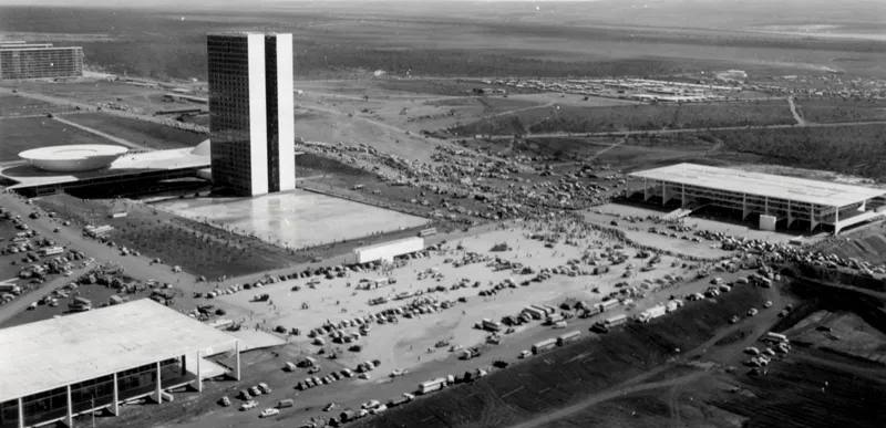 Inauguração de Brasília, mostrando o Congresso Nacional, Palácio da Alvorada e o Supremo Tribunal Federal.