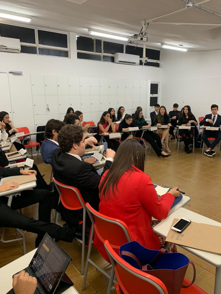 Deputados e deputadas discutindo sobre o projeto de lei proposto pelo deputado Marcos de Melo DEM ( Democratas).