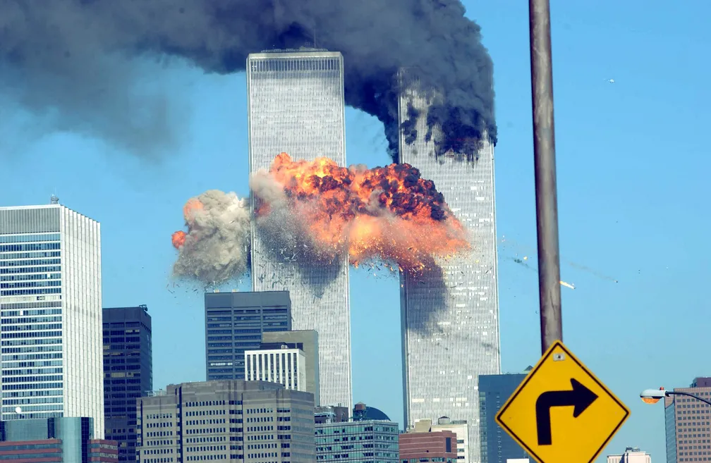 Explosão do segundo avião a atingir o World Trade Center é vista de longe em Nova York durante o ataque terrorista em 11 de setembro de 2001