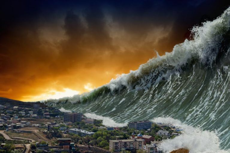  Tsunami avançando sobre cidade