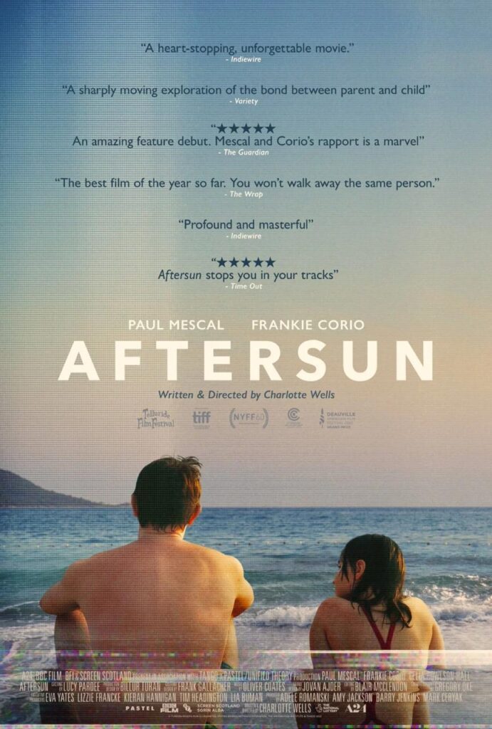 Capa do filme "Aftersun": um casal sentado na areia observando o mar